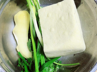 2、豆腐丸子汤,准备好豆腐、小葱、姜、香菜。
