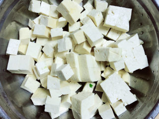 3、豆腐丸子汤,豆腐切成块儿待用。