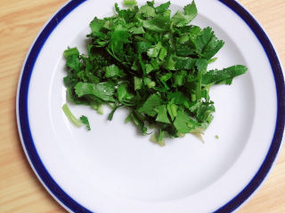 4、豆腐丸子汤,香菜切碎待用。