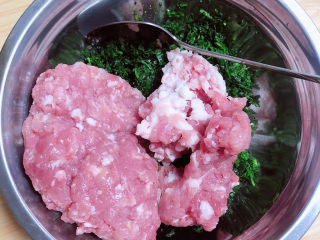 5、豆腐丸子汤,将猪肉馅放入荠菜中。