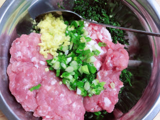 6、豆腐丸子汤,放入切好的葱姜末。