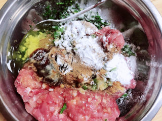 7、豆腐丸子汤,放入蚝油、生抽、盐、花椒粉、十三香、淀粉、鸡蛋清、鸡精、白胡椒粉。