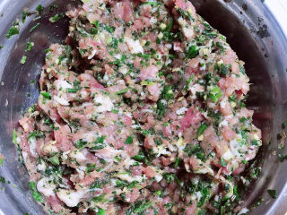 8、豆腐丸子汤,将肉馅搅拌均匀待用。