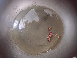 9、豆腐丸子汤,锅中倒入少许油，放入花椒粒煸香。