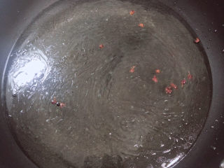 10、豆腐丸子汤,倒入500ml水，大火烧开锅。