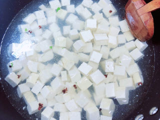 11、豆腐丸子汤,放入豆腐烧开锅后，改中小火。