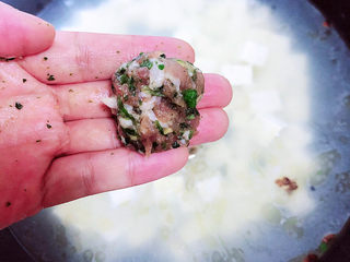 12、豆腐丸子汤,用手团出一个个丸子。