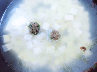13、豆腐丸子汤,逐一将丸子放入锅中。