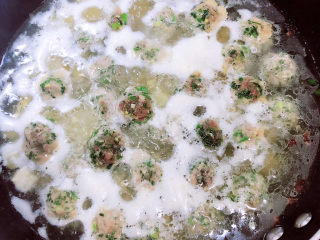 14、豆腐丸子汤,将所有丸子做好放入锅中，待丸子基本成型后，开大火烧开锅。