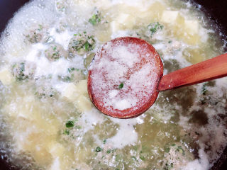 15、豆腐丸子汤,用勺子盛出表层沫子。