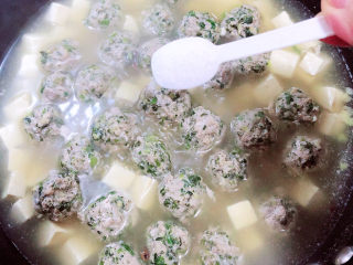 16、豆腐丸子汤,放入盐，搅拌均匀。