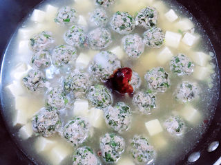 17、豆腐丸子汤,再放入一勺蚝油。