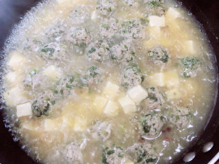 18、豆腐丸子汤,慢炖3分钟。