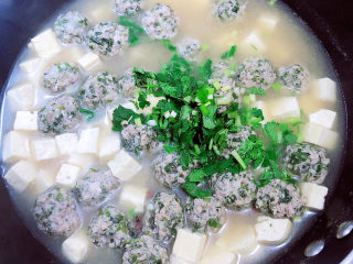 19、豆腐丸子汤,出锅前放入香菜末。