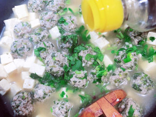 20、豆腐丸子汤,淋上少许香油，搅拌均匀即可出锅了。
