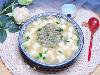 21、豆腐丸子汤,一碗鲜嫩的豆腐丸子汤就做好了，营养慢慢哟！