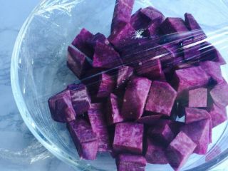 1、甜蜜紫薯球,紫薯去皮切小块，隔水上锅蒸15分钟，用筷子插碎即熟！