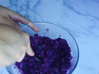 2、甜蜜紫薯球,蒸熟后用勺子压碎，压的越碎越好！口感越细腻！