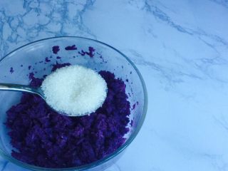 3、甜蜜紫薯球,加入白糖15克，趁紫薯还有余温，搅拌至白糖融化！