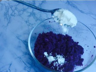 4、甜蜜紫薯球,加入玉米淀粉30克，不要用面粉替代，尽量按方走！