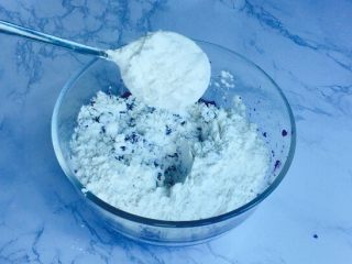 5、甜蜜紫薯球,加入糯米粉，糯米粉不易加多，会失去紫薯原有的味道哦！