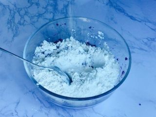 6、甜蜜紫薯球,放1.5克的泡打粉，一点点就好！千万别手抖加多哦！