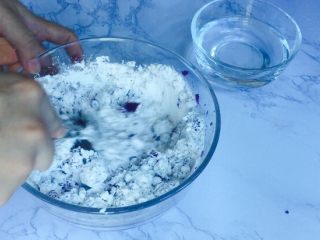 7、甜蜜紫薯球,所有粉类全部加入，搅拌均匀，准备好100克清水备用！