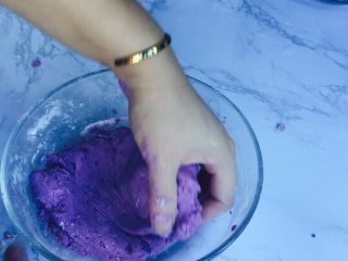 9、甜蜜紫薯球,用手揉成团，这里的软硬中和，前面教大家分次加水就是可以看看湿度如何，糯米粉的吸水性也会不同！