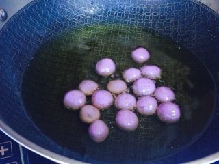 11、甜蜜紫薯球,油温4成热，可以用筷子试试油温，冒泡就可以放入紫薯球！
