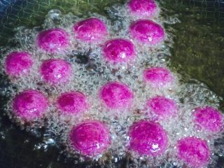 12、甜蜜紫薯球,全程中小火慢炸，不停的总筷子搅拌，这个颜色真的超级漂亮！