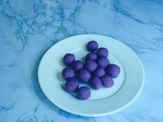 10、甜蜜紫薯球,在分成同等小剂子，约8-10克左右，太大不易熟且难炸！