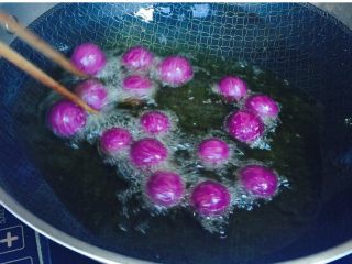 13、甜蜜紫薯球,想要不开口，不爆裂，形状好看，火候一定不能大，也不能太小（易吸油），掌握好温度！