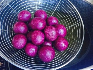 14、甜蜜紫薯球,炸至表面光滑，其实刚炸好的表皮是脆脆的！记得控油哦！