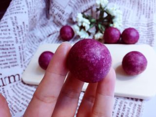 16、甜蜜紫薯球,紫薯球，油炸食品不易多吃，喜欢吃的朋友记得适量哦！（虽然真的很好吃）