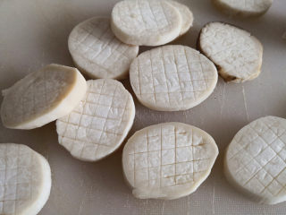 2、蚝油杏鲍菇,切成片，大约6mm左右，在一面横着切几刀，再竖着切几刀，成网状花纹，方便入味，