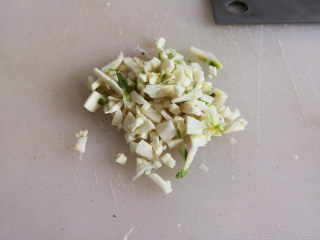 3、蚝油杏鲍菇,大蒜去皮，切成末，