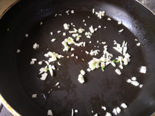 4、蚝油杏鲍菇,另起锅，放油，油热后放入蒜末爆香，