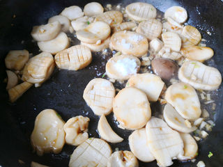 7、蚝油杏鲍菇,加入糖翻炒，