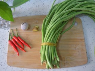 1、酸辣凉豇豆,准备好食材