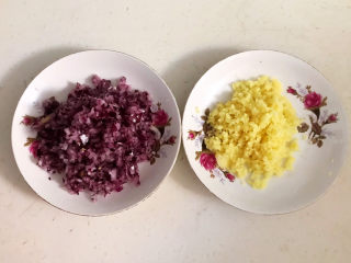 1、冬瓜肉丸汤,圆葱和鲜姜切成末