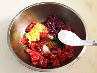 5、冬瓜肉丸汤,加入玉米淀粉