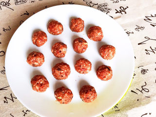 7、冬瓜肉丸汤,逐一做好的的肉丸，一次可以多做一些，冷冻起来，吃的时候取出来即可，非常方便