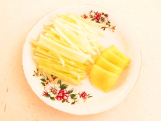 10、冬瓜肉丸汤,大葱切成丝，鲜姜切成小片