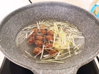 14、冬瓜肉丸汤,加入肉丸