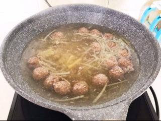 15、冬瓜肉丸汤,大火烧开后煮10分钟