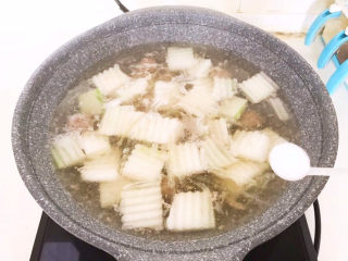 17、冬瓜肉丸汤,加入精盐调味即可