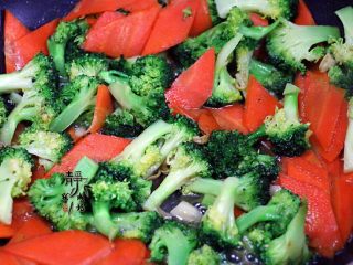 7、胡萝卜炒西兰花,炒至西兰花变成深绿色而且微发软。