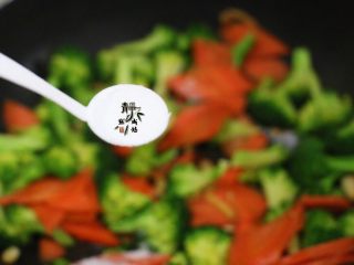8、胡萝卜炒西兰花,调入盐。