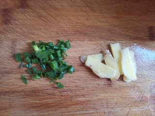 4、冬瓜鲫鱼汤,葱切葱花，姜切片