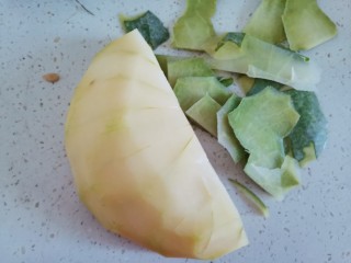 5、冬瓜鲫鱼汤,冬瓜削皮